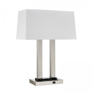 Двойная настольная лампа в гостях