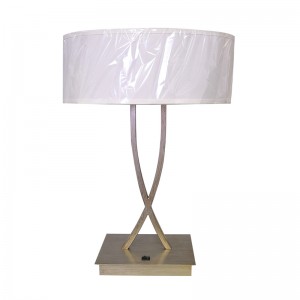 Два легких антикварных серебряных настольных настольных ламп с выключателем на/off в гостях