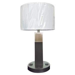 Два тона черного и матового никелевого столового стола с выключателем на/off и двух удобных розетках в номере.